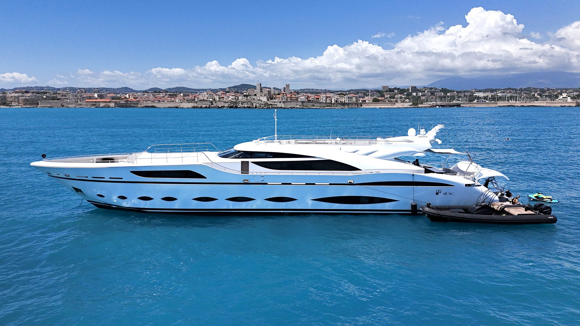 AB 145 fast yacht cruising — Ramacciotti Yachts charter 42 knots