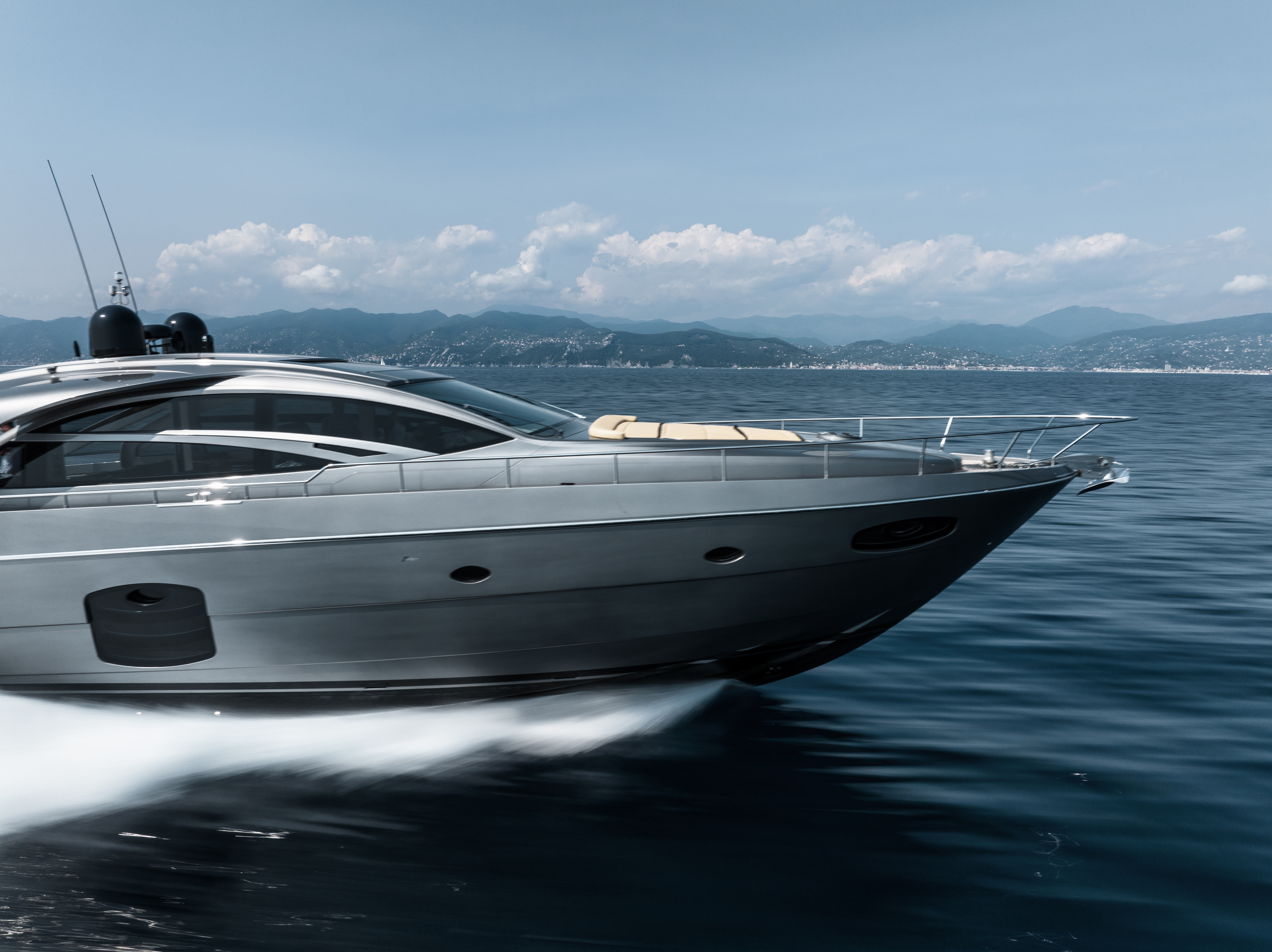 Pershing 70'